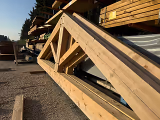 Ferme de charpente en bois massif assemblée, avant sa pose